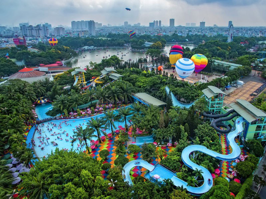 Kids and families playing at Dam Sen Water Park.