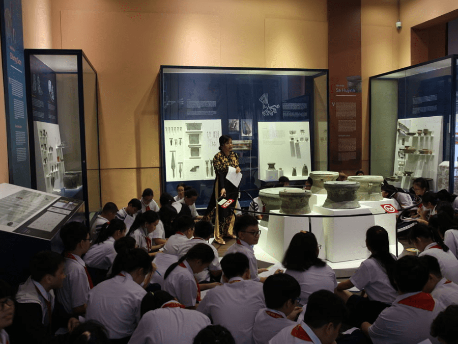Children learning about Vietnam's history at the Vietnam History Museum.