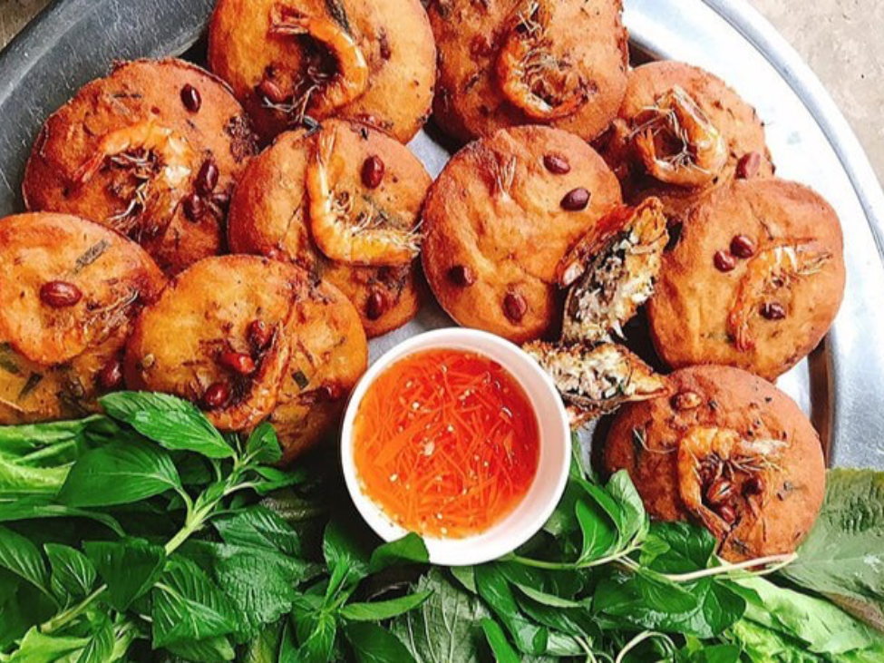 Banh Cong being fried at a floating market stall.