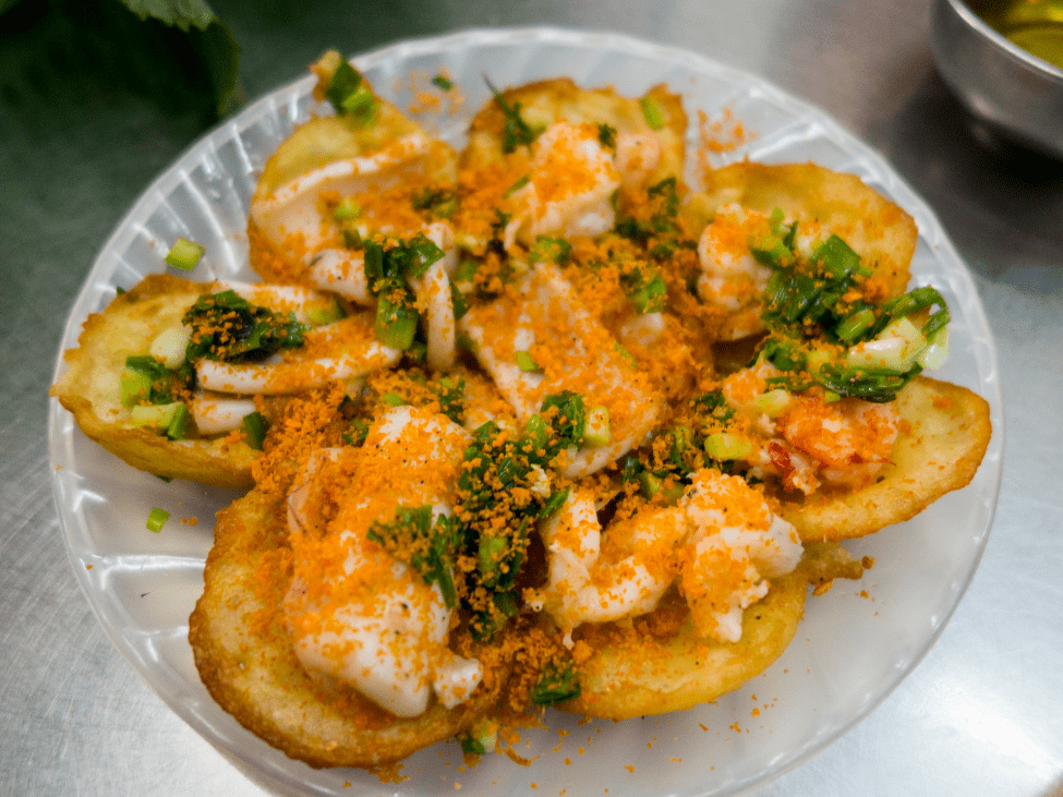 Banh Khot being prepared at Tran Phu Night Market.