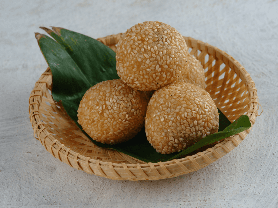 Golden brown Bánh Cam sesame balls filled with sweet mung bean paste.