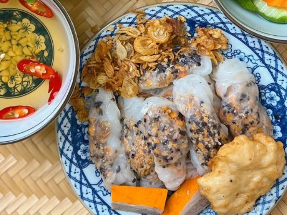 Bánh cuốn chả mực - Steamed Rice Rolls with Squid Cake in Ha Long