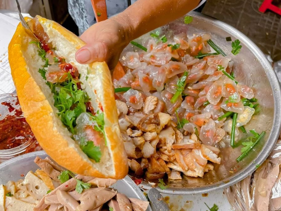Bánh mì bột lọc - Steamed Rice Cake with Shrimp in Ha Long