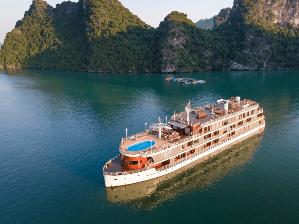 Boat tour in Halong Bay.