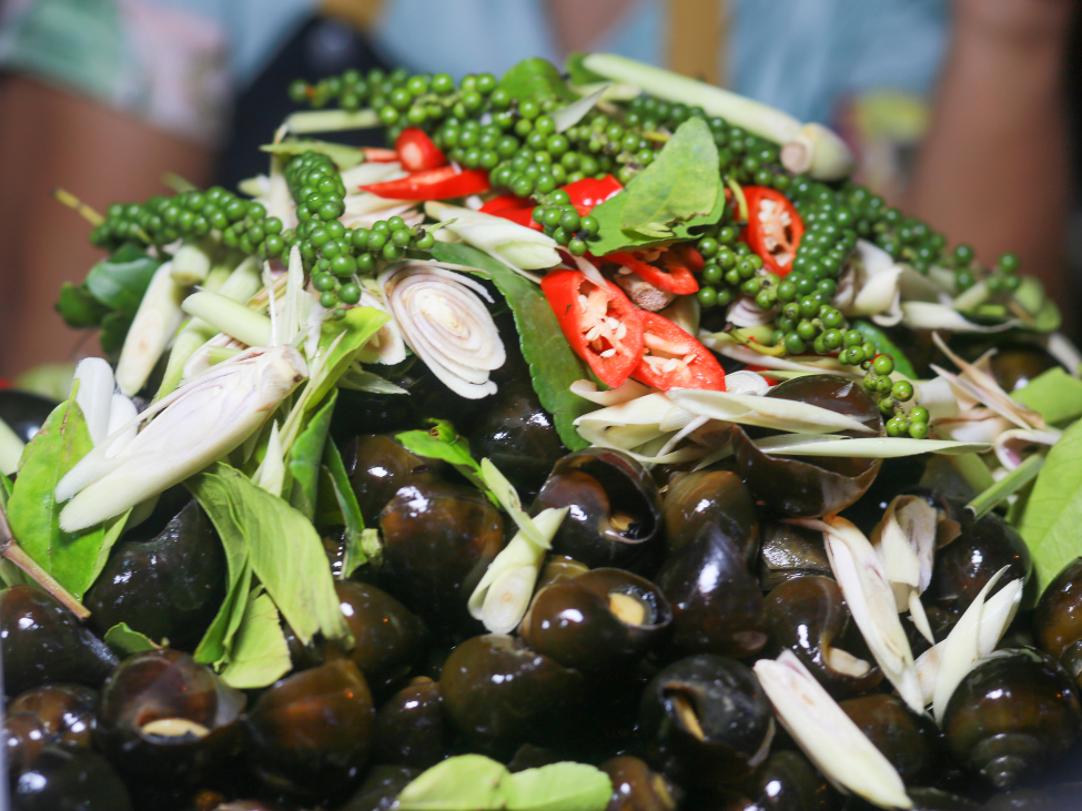 Boiled snails with lemongrass.