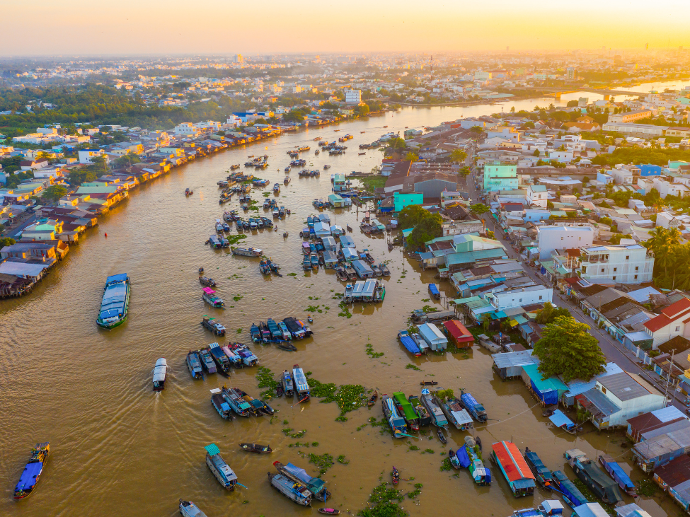 Can Tho's floating market bustling with activity.