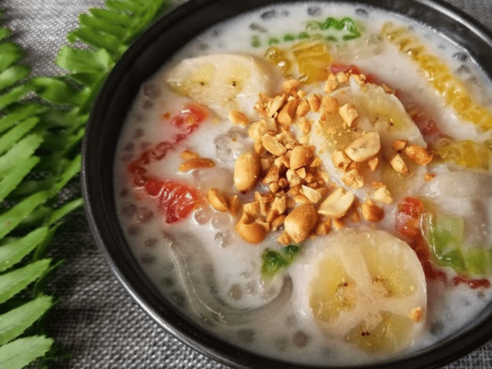 A bowl of Chè Chuối with ripe bananas and tapioca pearls in creamy coconut milk.