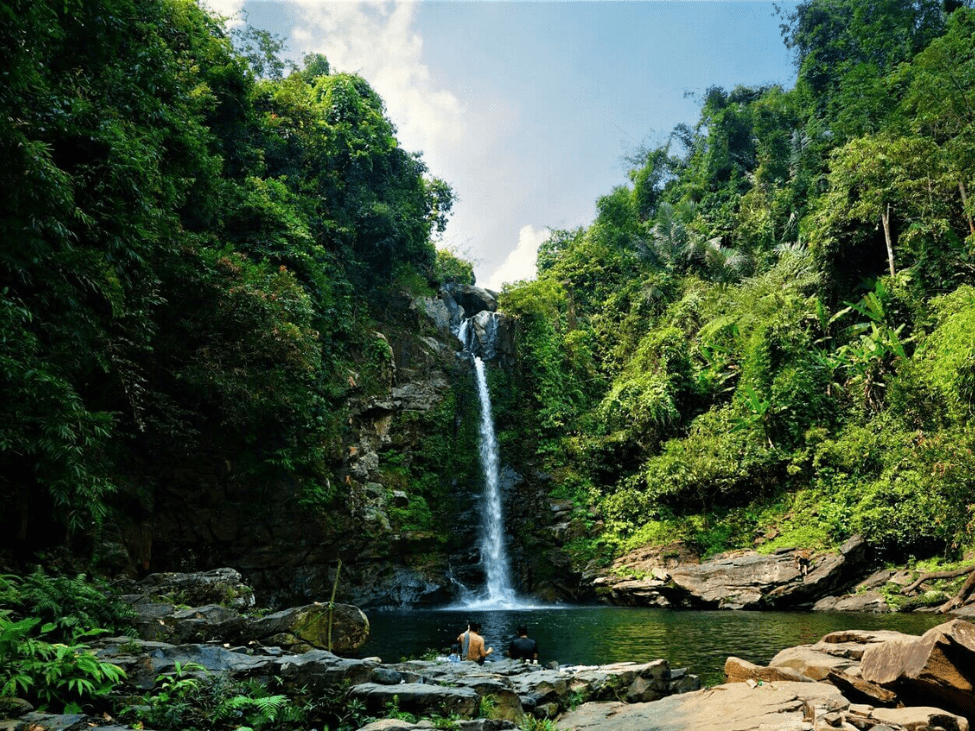 Serene freshwater lake and forest paths at Gieng Troi in Da Nang