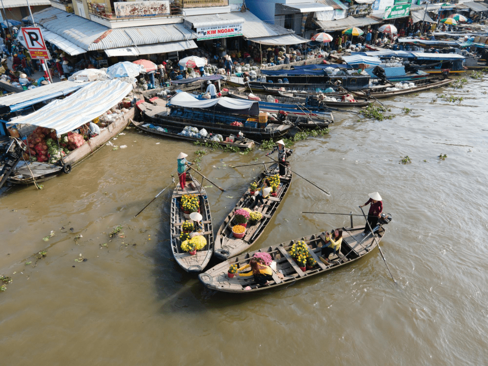 Phong Dien Floating Market with local vendors on boats.