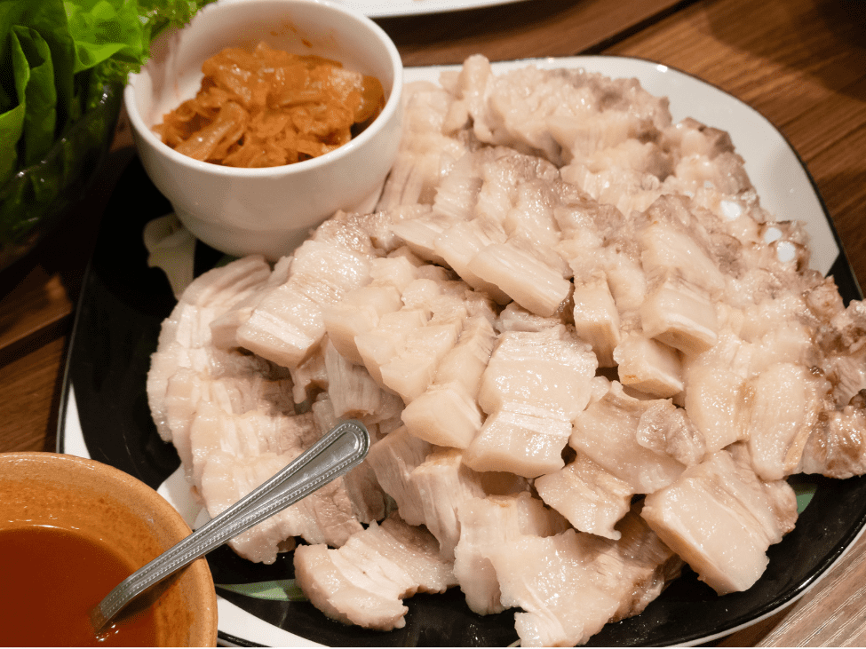 Banh Trang Cuon Thit Heo pork belly rolls with herbs and dipping sauce.