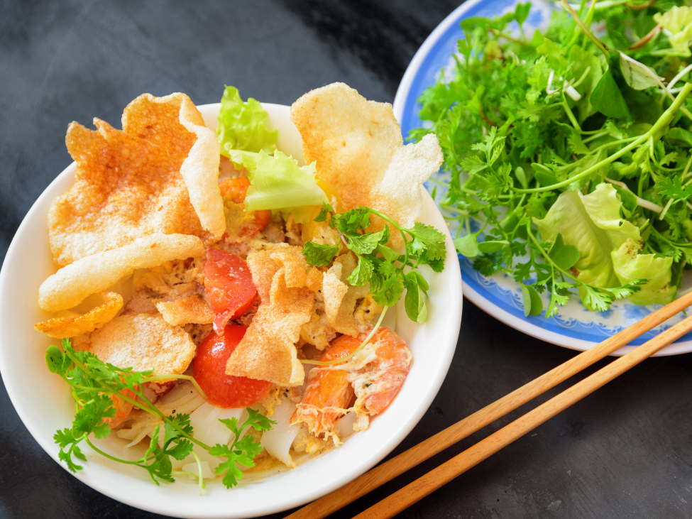 A flavorful bowl of mi quang with fresh seafood in Da Nang.