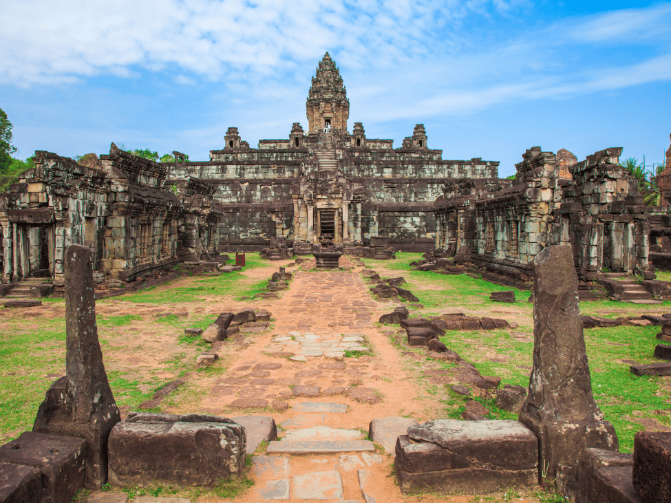 Path around Srah Srang leading to Ta Prohm Temple