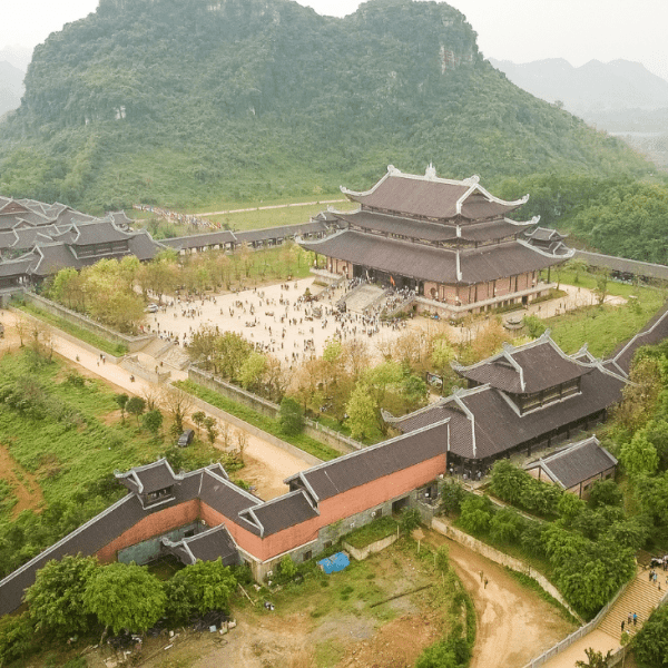  The expansive Bai Dinh Pagoda complex in Ninh Binh, surrounded by green hills and lakes.