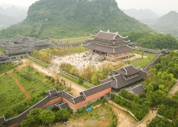  The expansive Bai Dinh Pagoda complex in Ninh Binh, surrounded by green hills and lakes.