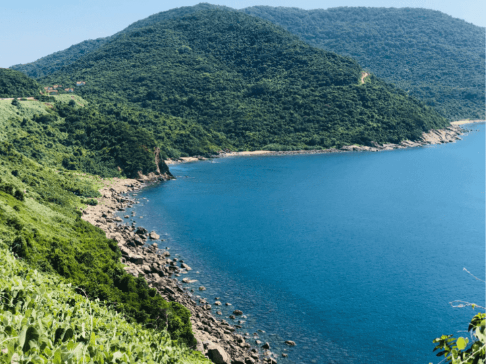 Crystal-clear waters at Ghenh Bang, perfect for diving and snorkeling.