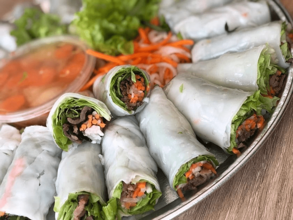 Vegetarian pho cuon rolls from Phở Cuốn Thanh Hằng, showcasing fresh vegetables wrapped in soft noodles.