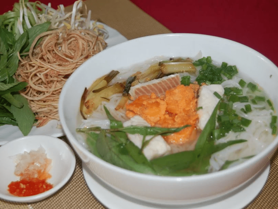 Phở Cá Lóc Sáu Hoài featuring fresh snakehead fish in Can Tho.