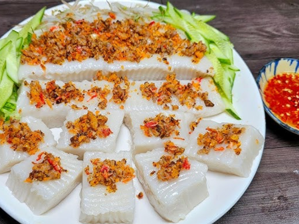 A serving of bánh đúc rice cake topped with minced pork and mushrooms.