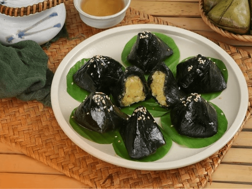 Banh it la gai, a traditional Vietnamese cake wrapped in banana leaves