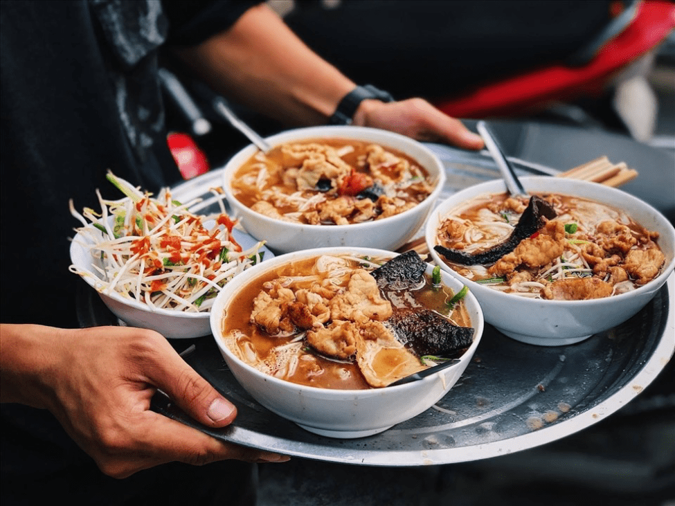 Close-up of burnt liver and tender beef in Phở Gan Cháy.