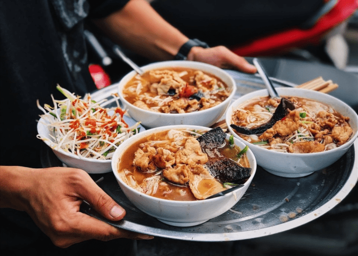 Close-up of burnt liver and tender beef in Phở Gan Cháy.