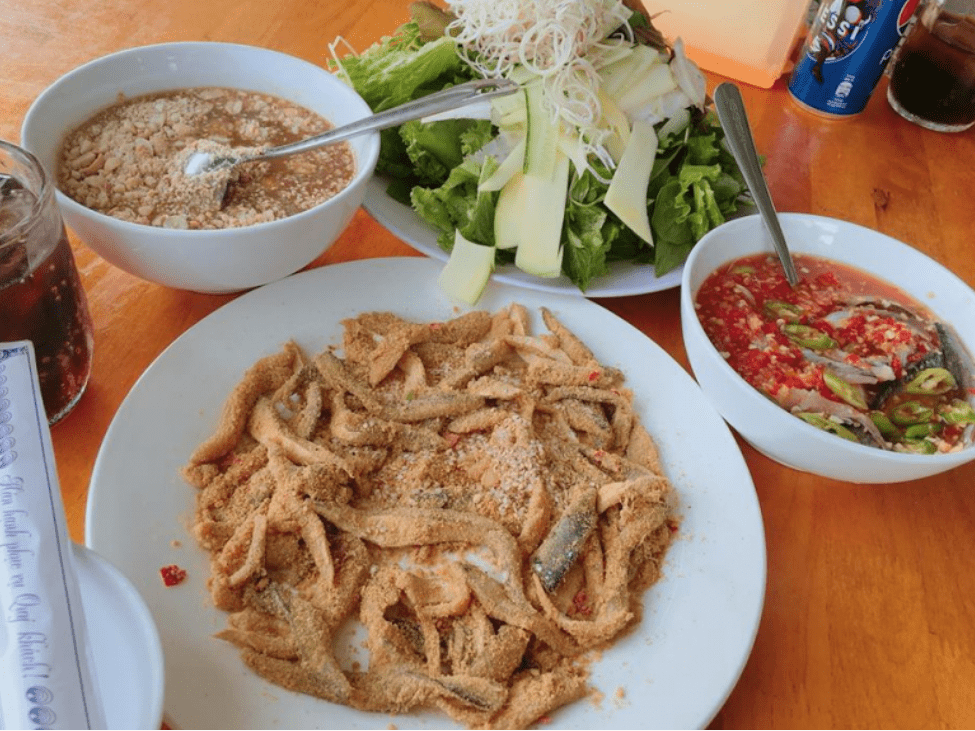 Goi Ca Nam O served with fresh herbs and vegetables