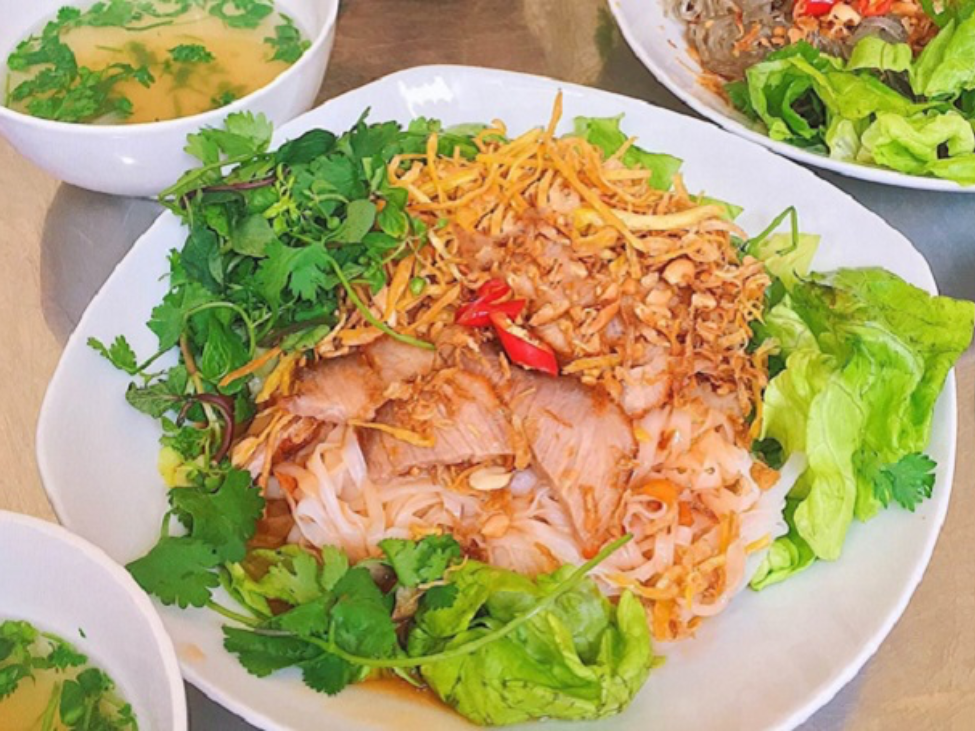 A busy pho food restaurant in Lạng Sơn serving bowls of phở chua.