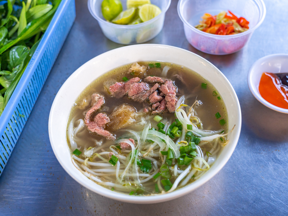 hở Vui’s beef broth with various cuts of beef, including phở sốt vang.