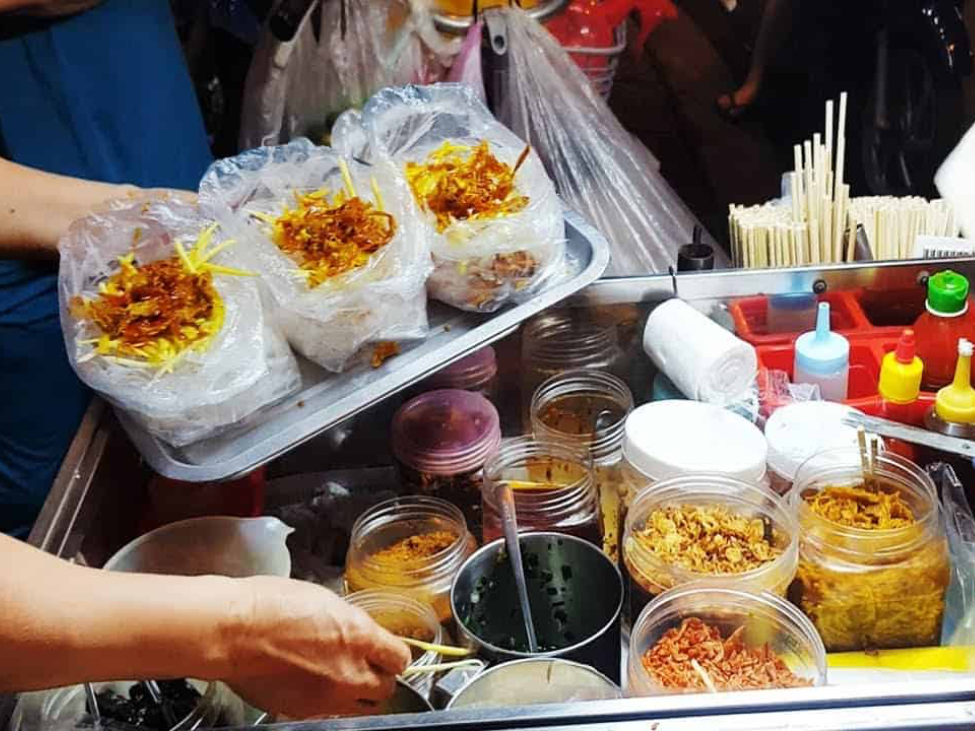 treet food vendor in Saigon preparing Bánh Tráng Trộn