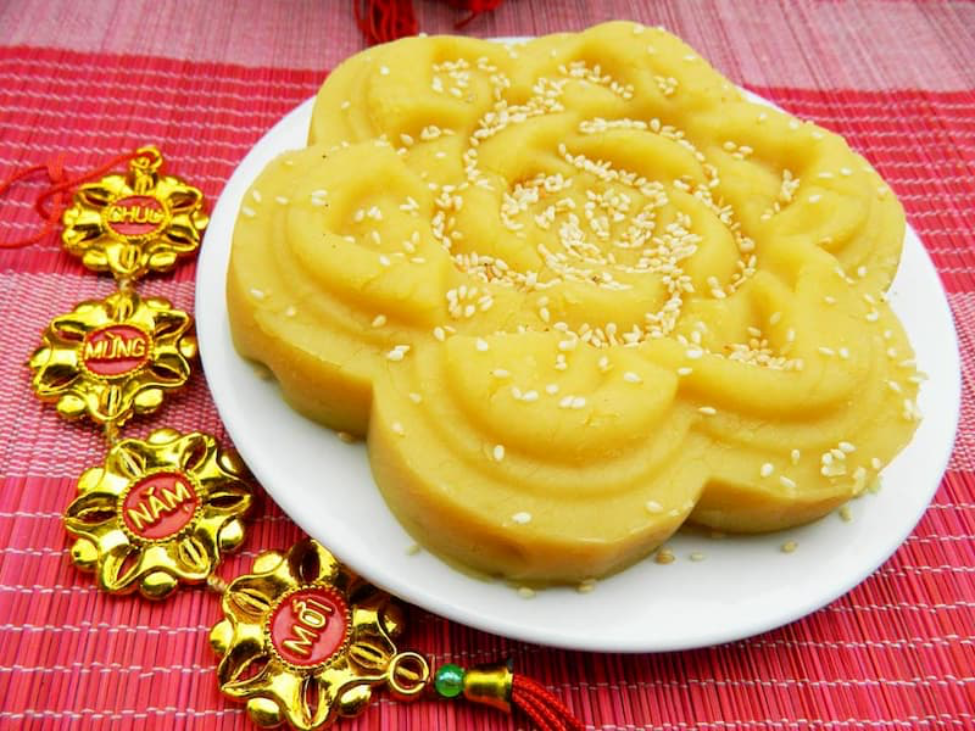 A bowl of Vietnamese sweet mung bean pudding.