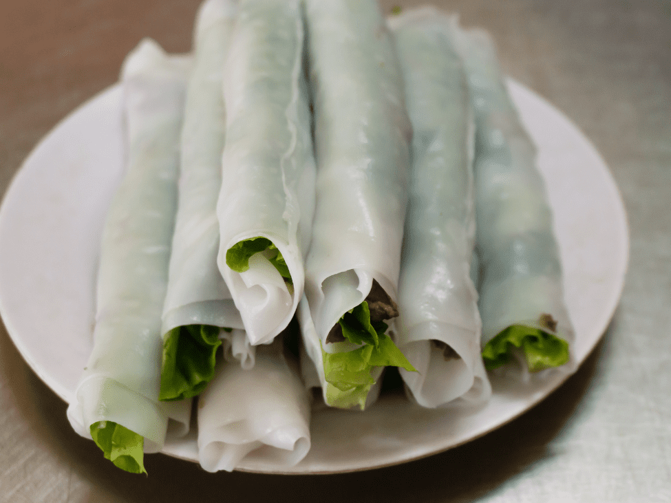 Traditional Vietnamese pho cuon served near Thanh Nien Street