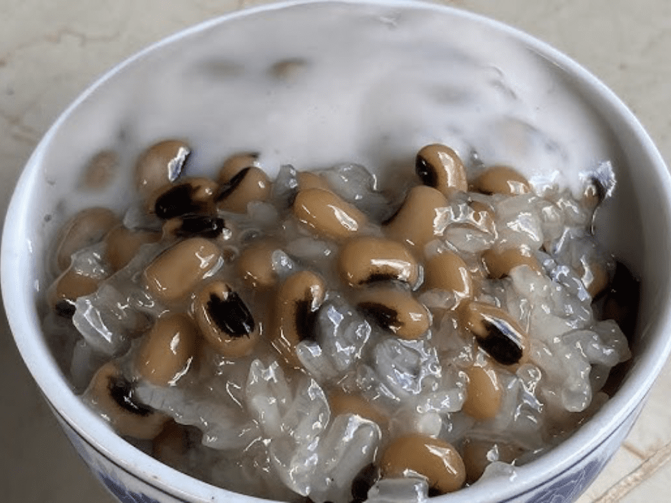 Vietnamese Che dessert soup with coconut milk and fruits.