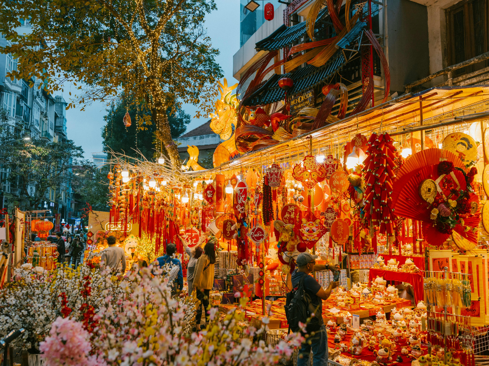 Tet gift baskets with traditional Vietnamese treats and lucky money envelopes.